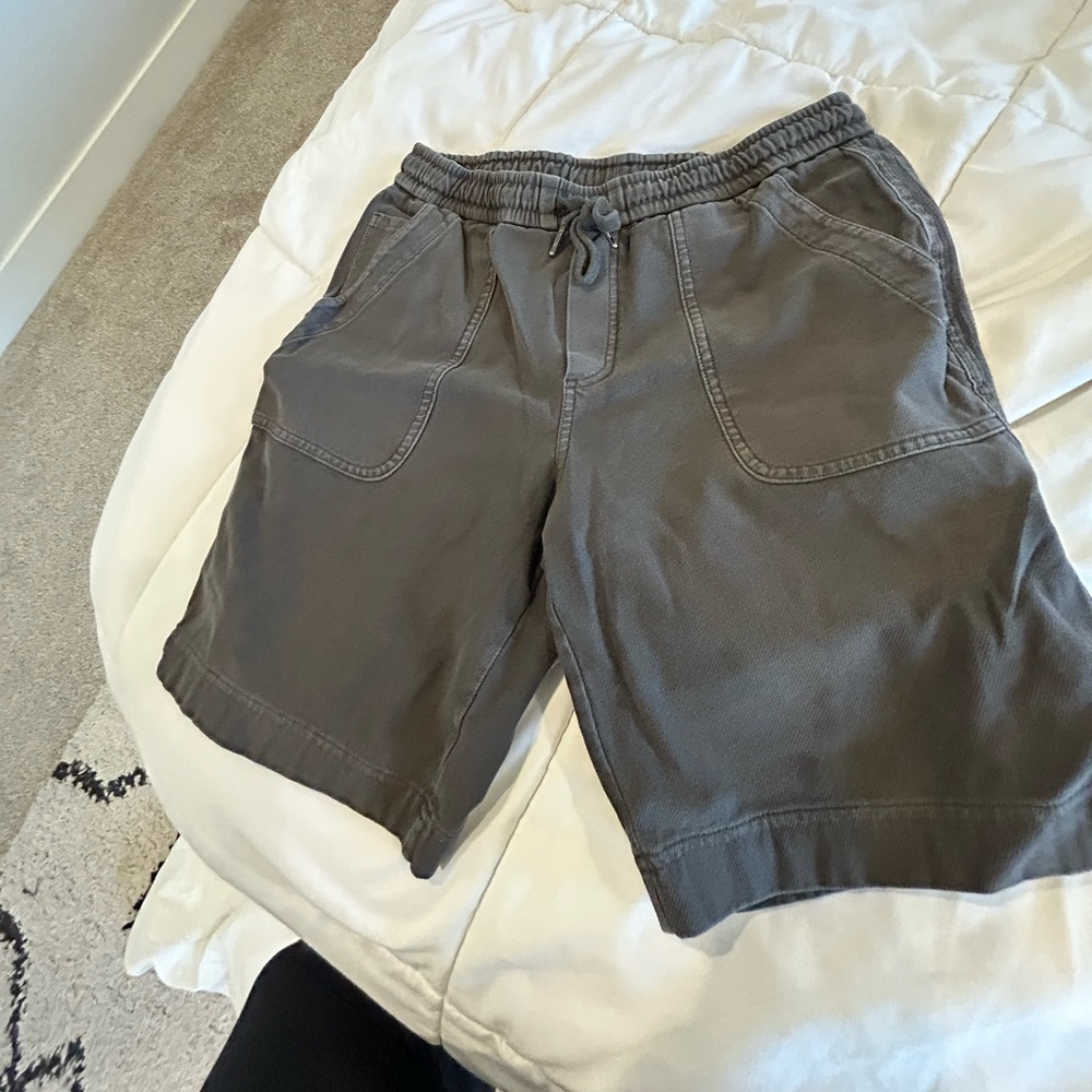 Athleta Farlon Short grey/green